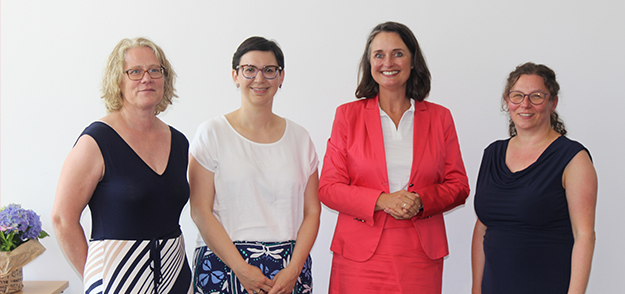 Danke an das Ministerium für die Förderung des Projektes (v.l.n.r.) Dr. Ulrike Weymann (ZWW), Hannah Stein (MASFFJ), Staatssekretärin Kathrin Anklam-Trapp (MASFFJ), Iris Brucker (ZWW) - © ZWW Danke an das Ministerium für die Förderung des Projektes (v.l.n.r.) Dr. Ulrike Weymann (ZWW), Hannah Stein (MASFFJ), Staatssekretärin Kathrin Anklam-Trapp (MASFFJ), Iris Brucker (ZWW) - © ZWW