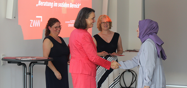 Zertifikatsübergabe mit Staatssekretärin Kathrin Anklam-Trapp - © ZWW Zertifikatsübergabe mit Staatssekretärin Kathrin Anklam-Trapp - © ZWW