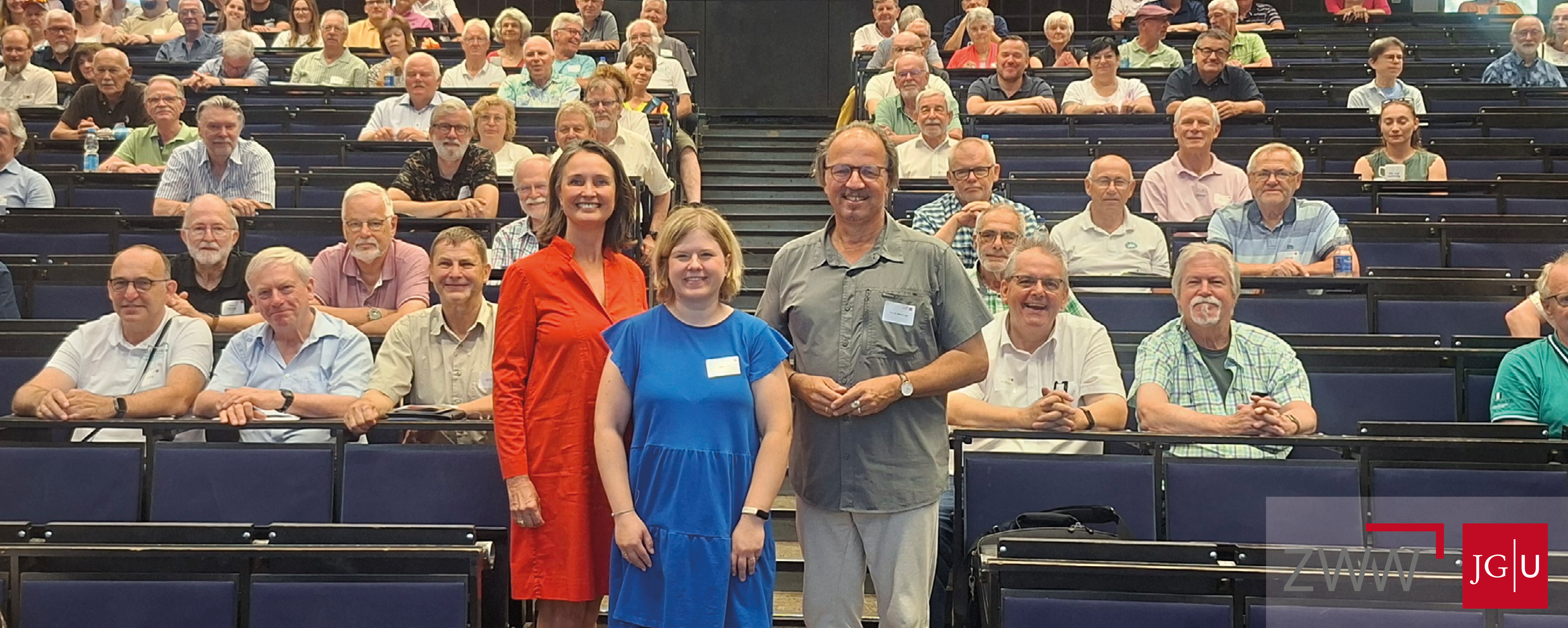 Silver Surfer Fachtagung 16.07.26: Staatssekretärin Kathrin Anklam-Trapp, Ministerium für Arbeit, Soziales, Frauen, Familie und Jugend RLP, Kathrin Lutz, Stv. Leiterin ZWW, Univ.-Prof. Dr. Stephan Jolie, Vizepräsident für Studium und Lehre der JGU, und einige Teilnehmende der Silver Surfer-Fachtagung 2026. - Foto/©: ZWW Silver Surfer Fachtagung 16.07.26: Staatssekretärin Kathrin Anklam-Trapp, Ministerium für Arbeit, Soziales, Frauen, Familie und Jugend RLP, Kathrin Lutz, Stv. Leiterin ZWW, Univ.-Prof. Dr. Stephan Jolie, Vizepräsident für Studium und Lehre der JGU, und einige Teilnehmende der Silver Surfer-Fachtagung 2026. - Foto/©: ZWW