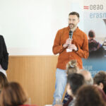 Bei der OeAD-Veranstaltung ‚Künstliche Intelligenz trifft Erwachsenenbildung‘ am 9. April 2025 in Wien wurden Chancen und Herausforderungen von KI im Bildungsbereich diskutiert. Im Fokus standen Praxisbeispiele, interaktive Sessions und der neue AI-Act. Ziel: Strategien entwickeln, um Bildung mithilfe von KI zugänglicher, inklusiver und innovativer zu gestalten. Fotograf/in: Martin Hörmandinger