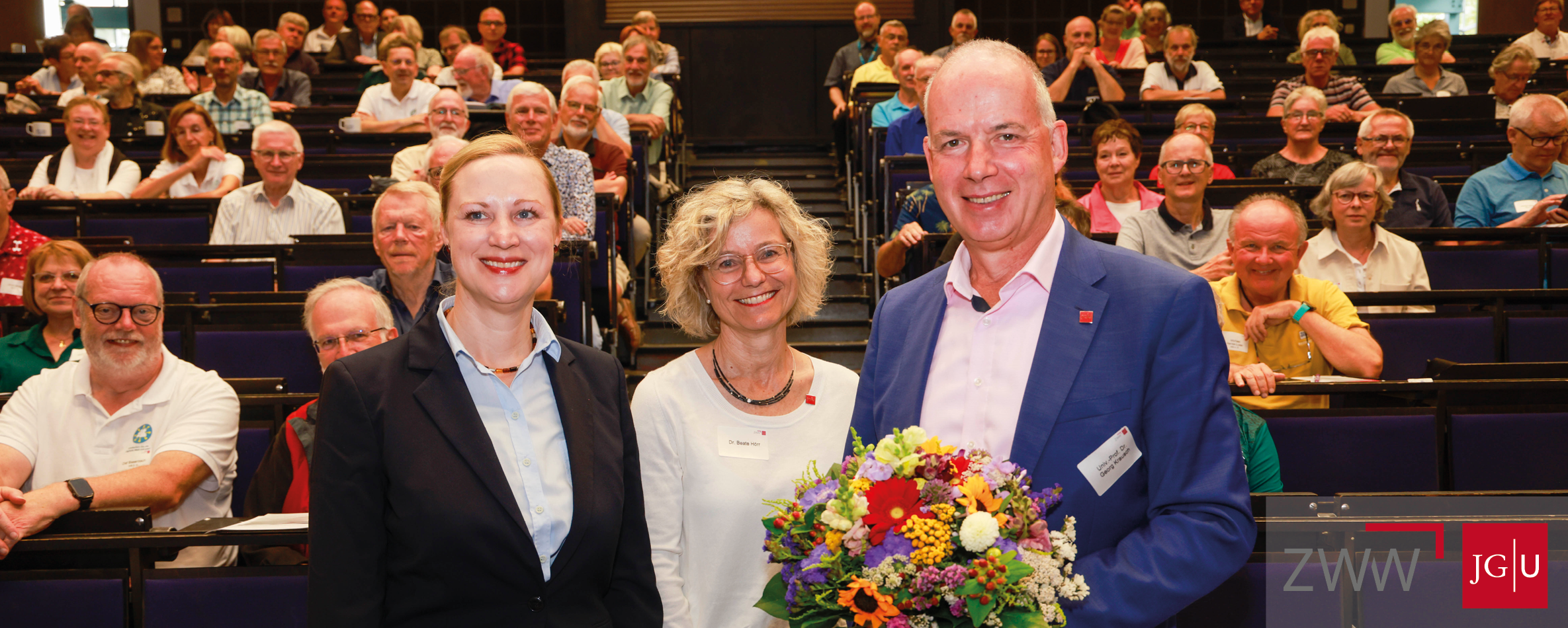 Silver Surfer Fachtagung 23.07.25: Ministerin Dörte Schall, Ministerium für Arbeit, Soziales, Transformation und Digitalisierung RLP, Dr. Beate Hörr, Leiterin ZWW, Univ.-Prof. Dr. Georg Krausch, Präsident der JGU, und einige Teilnehmende der Silver Surfer-Fachtagung 2025. - Foto/©: Stefan F. Sämmer / JGU